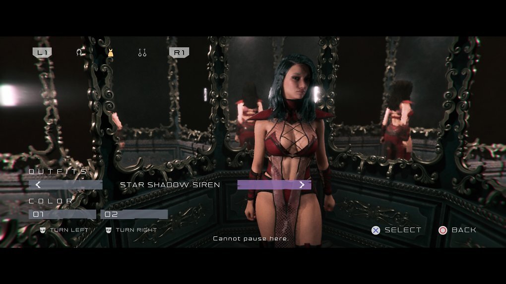 Violet steht in einem Spiegelraum in einem aufreizenden roten Outfit.