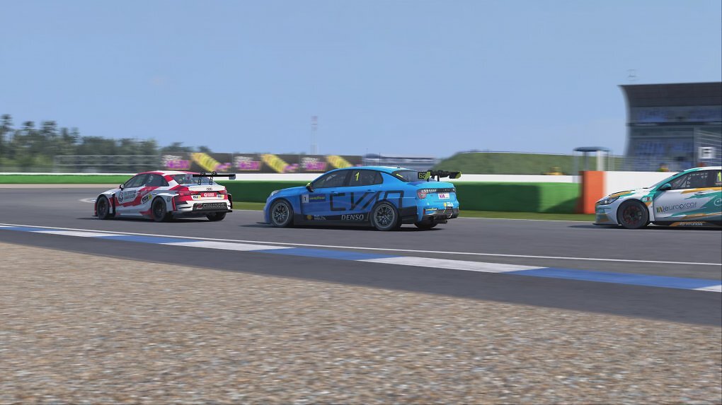 In RaceRoom geht es besonders in Markenpokalen und Tourenwagen rund. Die Simulation bietet jede Menge Auswahl an fahrbaren Untersätzen.