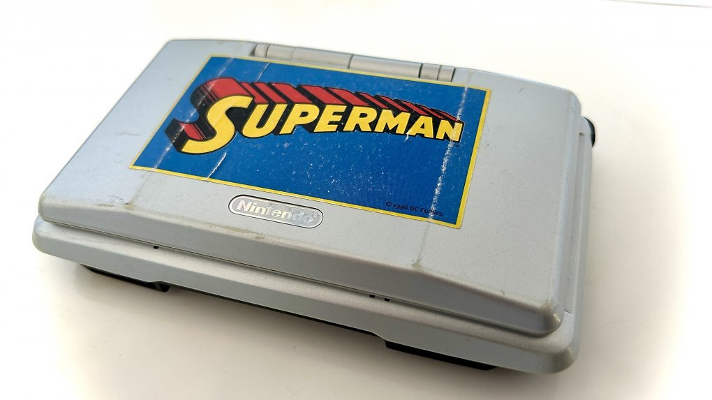 Nintendo DS mit Superman-Aufkleber