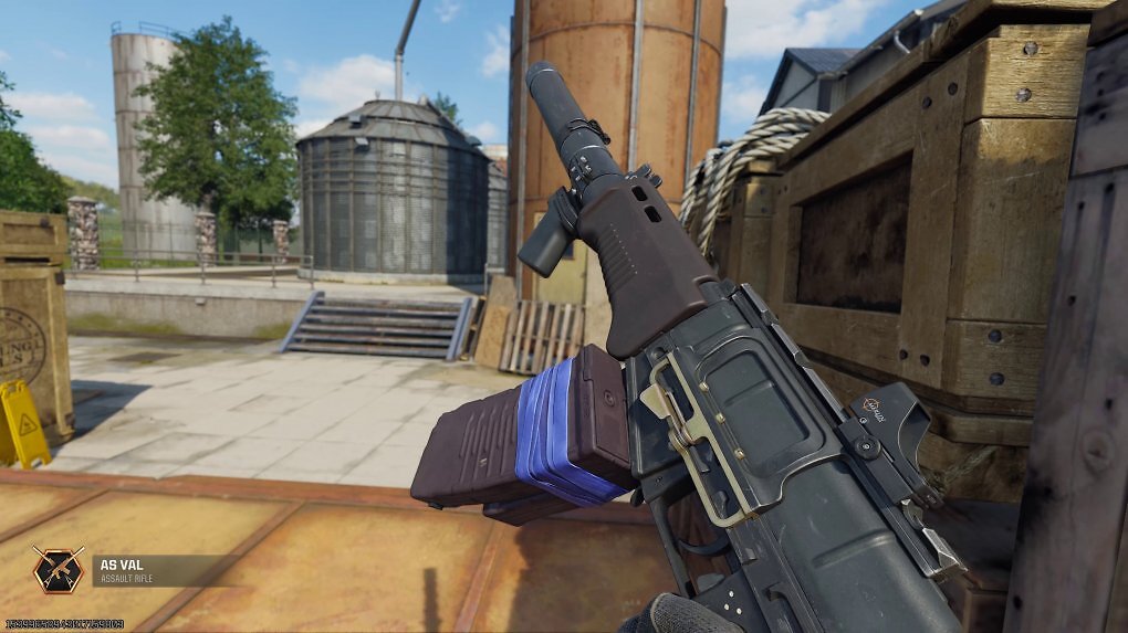 Das AS Val tritt in Black Ops 6 unter seinem richtigen Namen auf, genau wie seine sowjetische Schwester, das AK-74-Sturmgewehr. Warum genau bei den beiden auf die Fantasienamen verzichtet wird, können wir euch nicht sagen - vielleicht liegt es aber daran, dass es Produkte der Sowjetunion sind.
