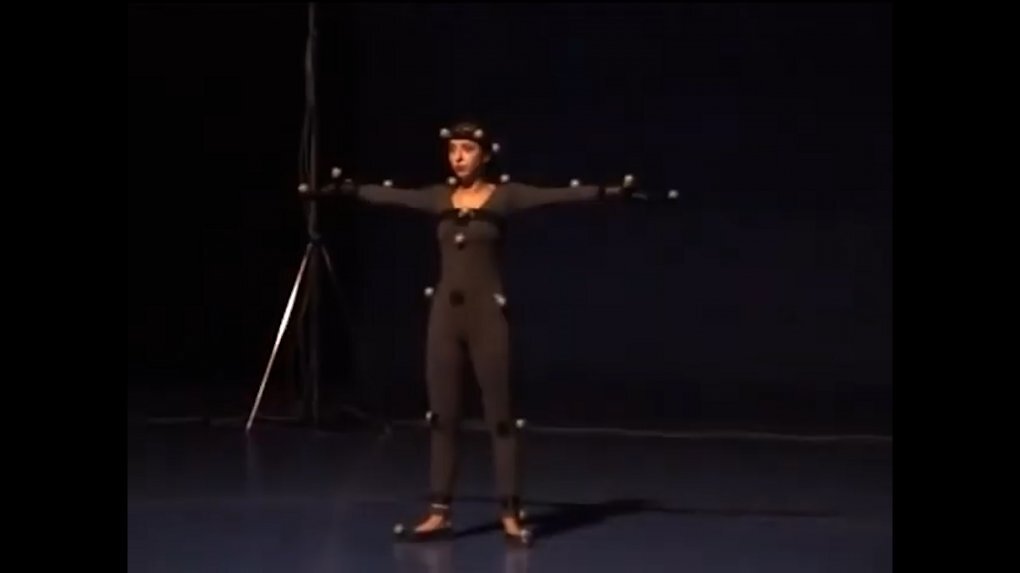Eine Motion-Capture-Artistin steht in T-Pose.