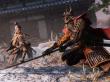Sekiro tritt auf das Katana eines angreifenden Samurai.