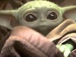 Baby Yoda blickt mit Welpen-Blick in die Kamera.
