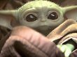 Baby Yoda blickt mit Welpen-Blick in die Kamera.