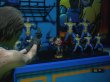 Jill Valentine zielt in Resident Evil 3 auf eine Mr. Charlie-Figur.