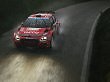 Ein Rennauto fährt über eine nächtliche Rallyepiste.