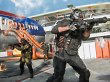 Soldaten schießen an einem Flughafen.
