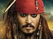 Johnny Depp als Captain Jack Sparrow blickt in die Kamera.