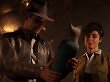 Indiana Jones inspiziert einen Gegenstand