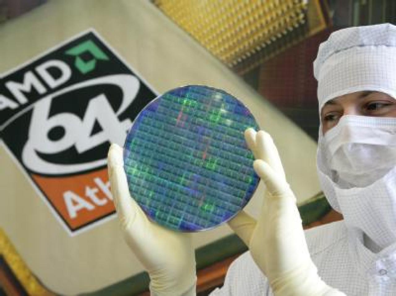 [22/06/2007] Das Bild ist zwar schon 13 Jahre alt, vereinigt aber zufällig das Thema Schutz und Hardware: Der Mitarbeiter hält einen Wafer in der Hand, aus dem Chips gewonnen werden - die Maske trägt er, da Wafer in einer sterilen Umgebung produziert werden. Aktuell sind Schutzmasken wegen Covid-19 gefragt.