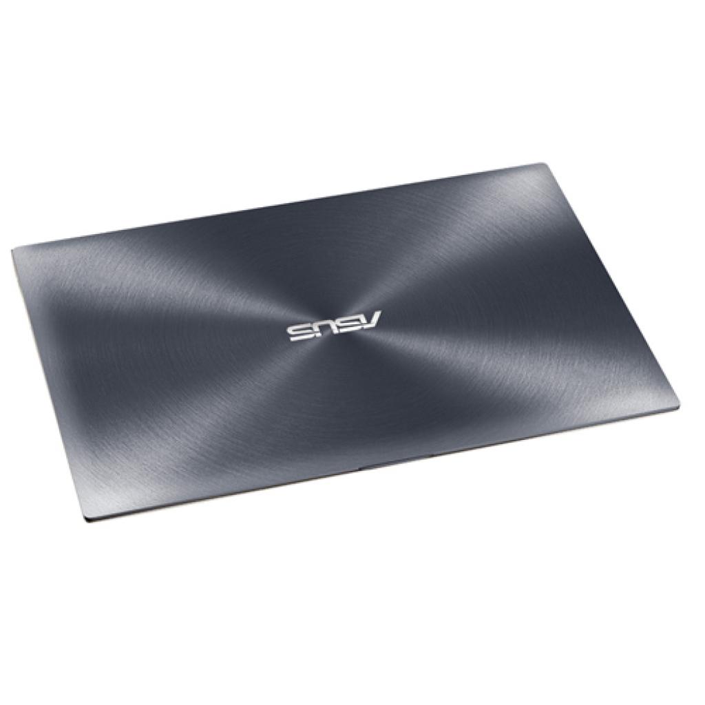 [22/06/2012] Aus dieser Perspektive sieht es wie ein silberfarbendes Mauspad aus: das Asus Zenbook UX32VD
