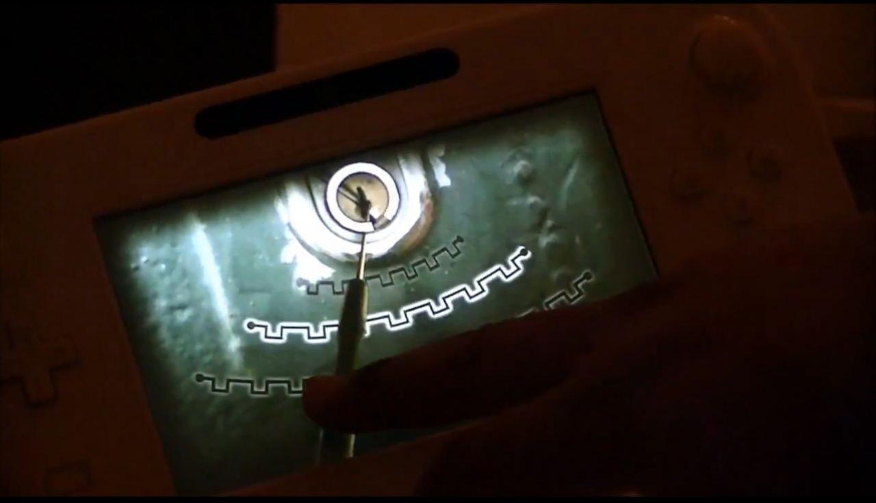 [27/06/2012] Während man Minispiele auf dem Gamepad ausführt, kommen die Zombies außenrum immer näher.