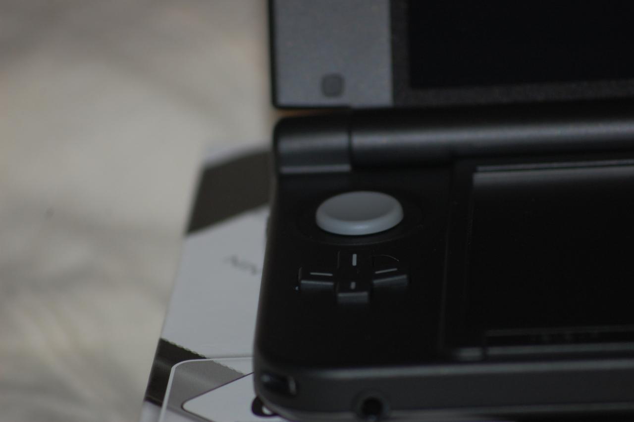 [07/07/2012] Auf der linken Seite hat der 3DS XL einen Analogstick und ein Steuerkreuz, rechts fehlt der Stick. (1)