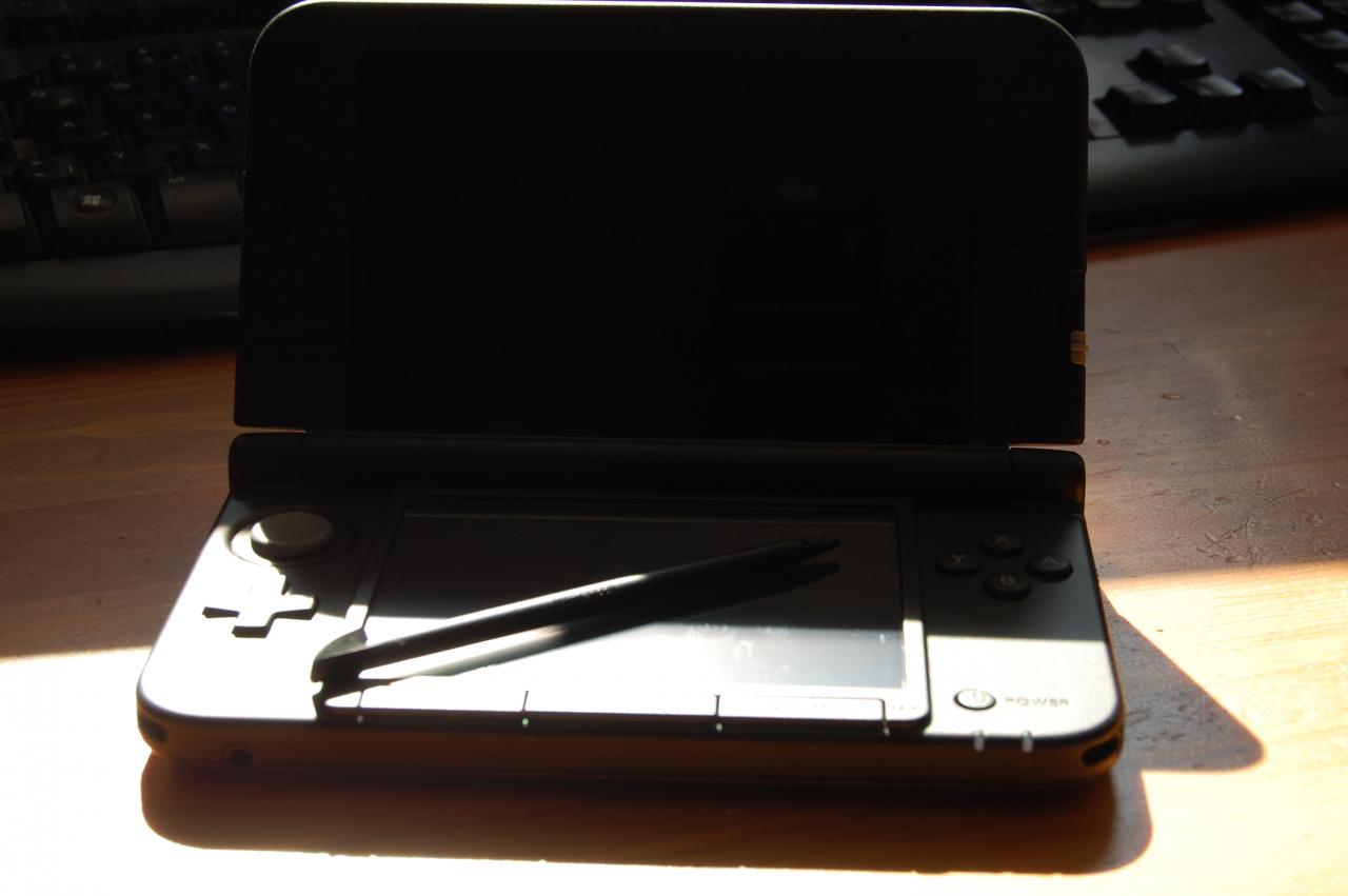 [07/07/2012] Bei Gegenlicht hilft nun der matte Rahmen des oberen Screens - er spiegelt nicht so höllisch wie sein Vorgänger. 