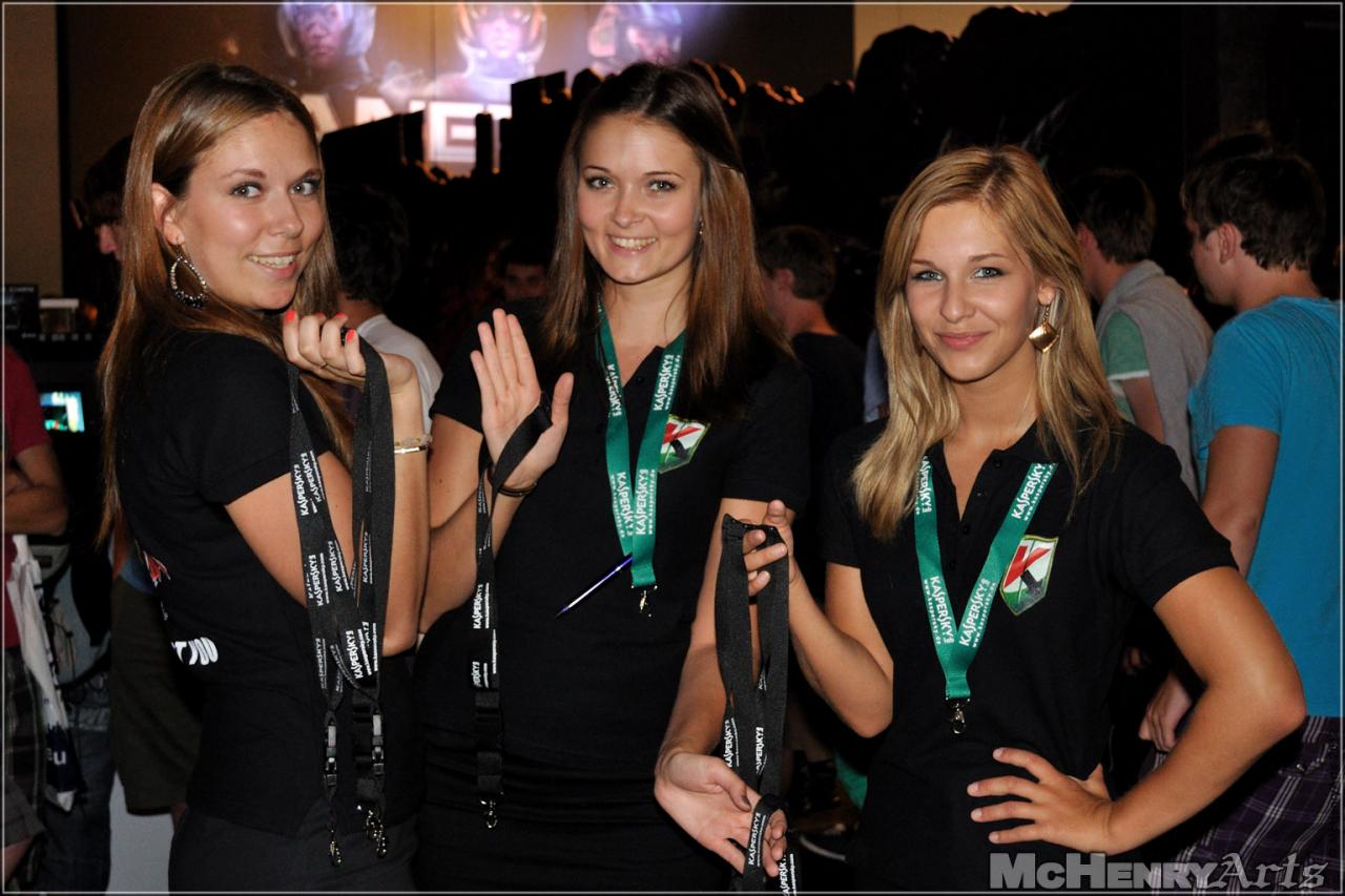 [22/08/2012] Messebabes sind nicht zum angrapschen da! Wer es trotzdem macht, riskiert eine Anzeige und outet sich als richtiges Arschloch. Nicht cool!