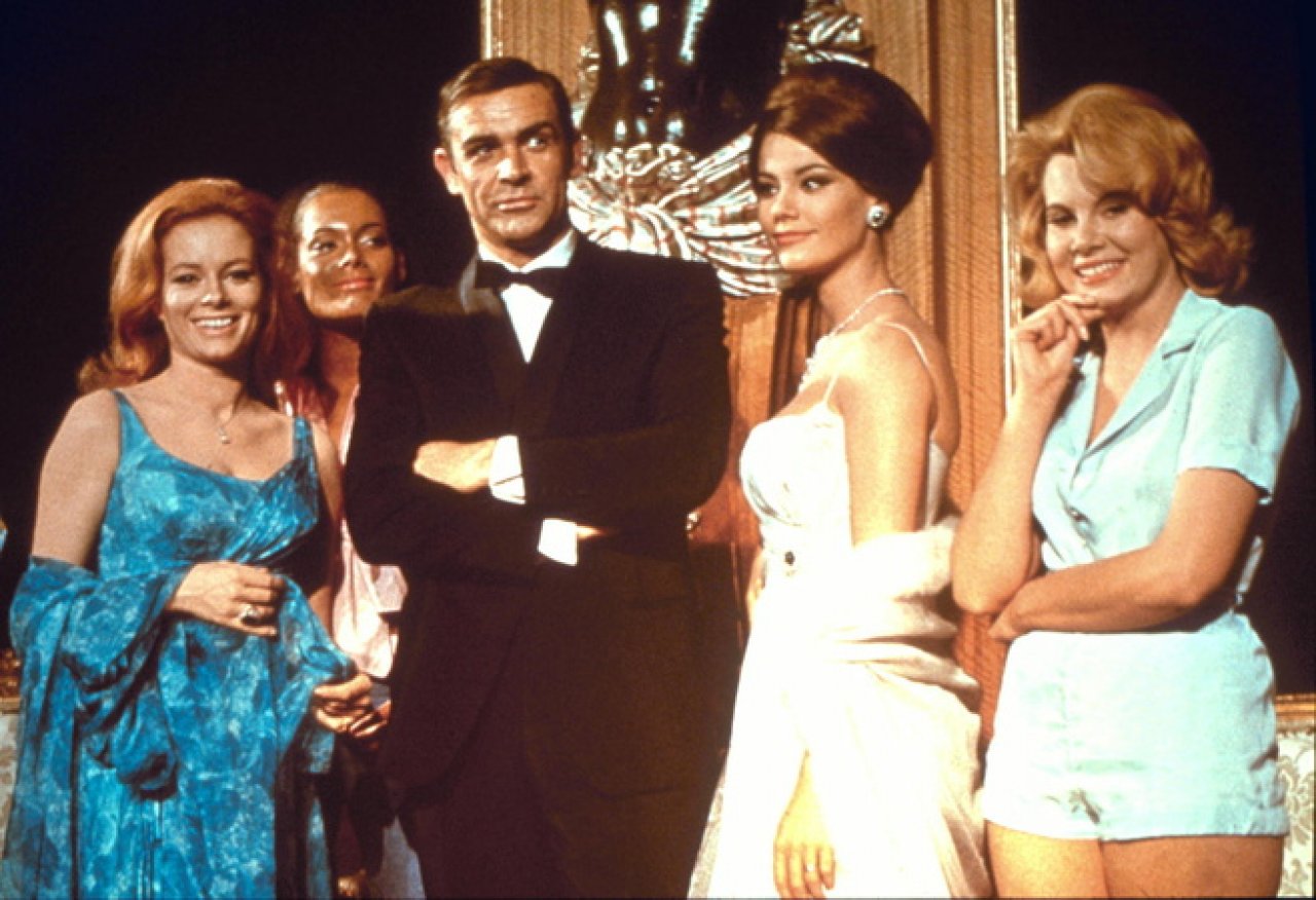 [05/10/2012] James Bonds Wirkung auf Frauen ist legendär und eine Tradition des Franchise