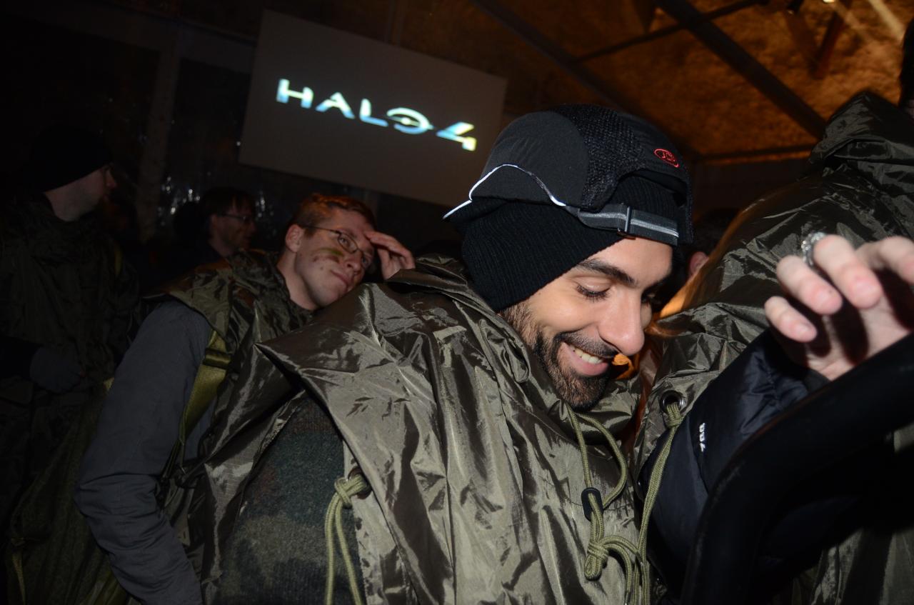 [05/11/2012] Halo 4 Launch in Liechtenstein: Die Freude, nun selbst Hand an den Shooter zu legen, ist vielen ins GEsicht geschrieben