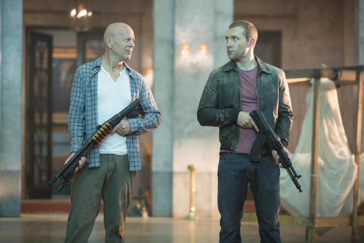[11/12/2012] Yippi-ki-yay, motherfucker! Bruce Willis und Jai Courtney sind in Stirb langsam 5 - Ein guter Tag zum Sterben ein gutes Vater-Sohn-Gespann. (1)