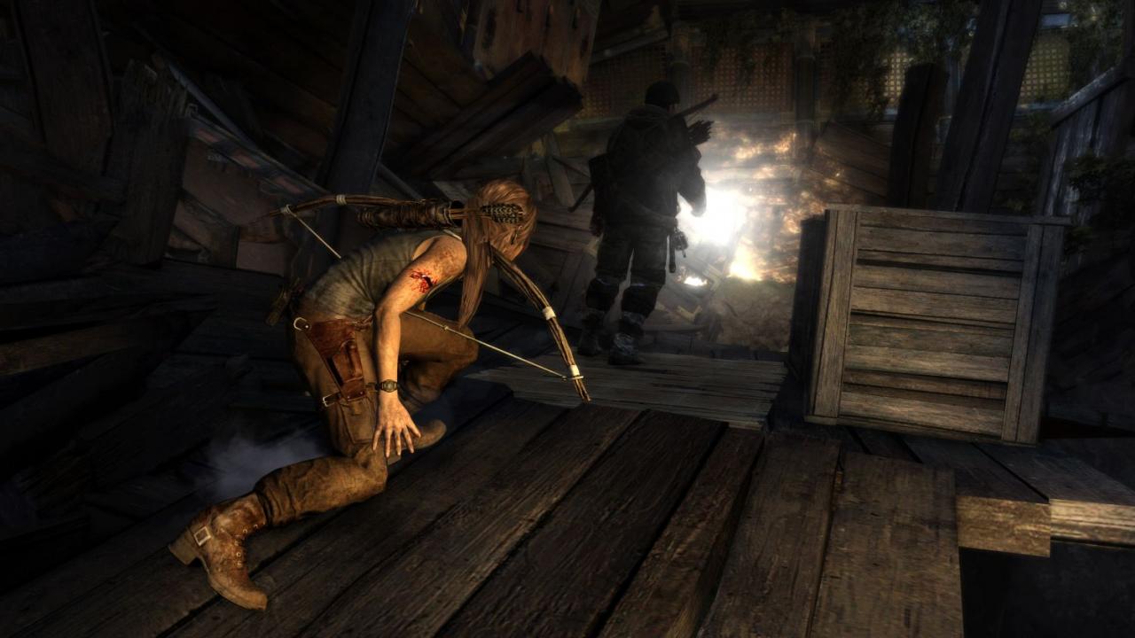 [04/12/2012] lara Croft schaltet lautlos einen Feind aus.