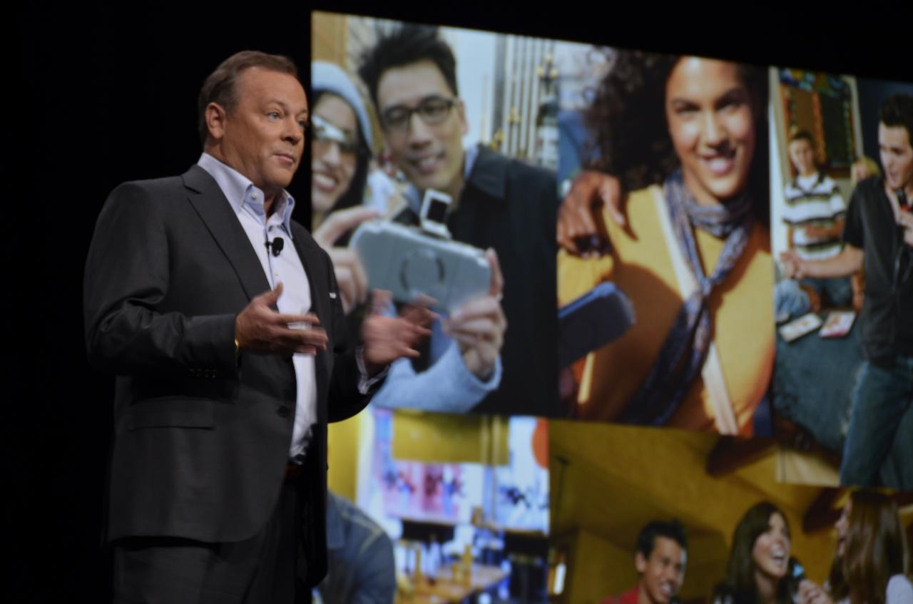 [11/06/2013] Wen fotografiere ich: Jack Tretton oder das Publikum, dass sich verhält wie eine Horde Fans. Dabei sollten doch hier seriöse Journalisten sitzen...