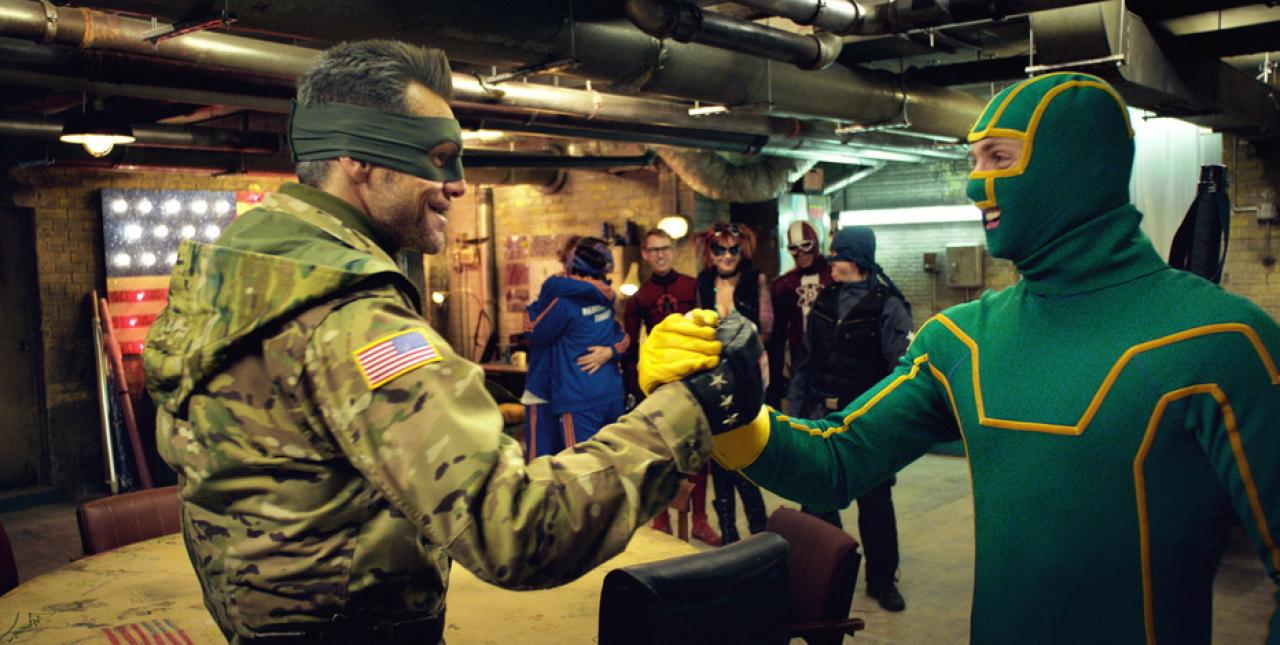 [16/08/2013] Kick Ass sucht Anschluss bei anderen Superhelden. Er findet die Gruppe um Colonel Stars and Stripes.