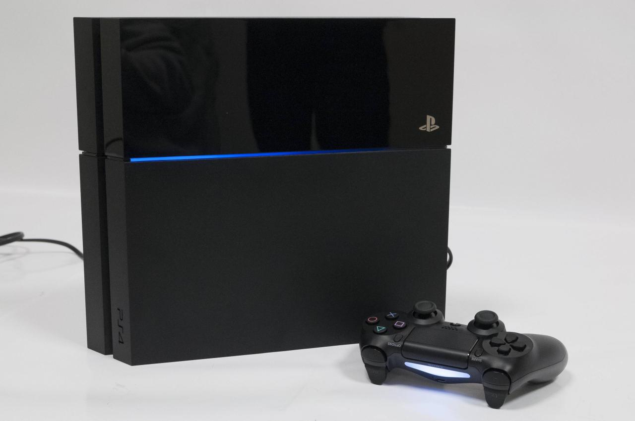 [08/11/2013] Die Playstation 4 im Test: Stehend ist sie ein Design-Statement, liegend passt sie sich unauffällig der Umgebung an. Wir haben Sonys Next-Gen-Konsole getestet.