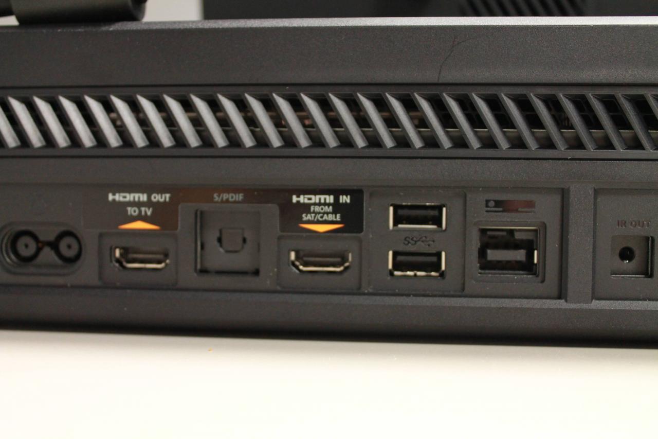 [14/11/2013] Die Rückseite mit den digitalen Anschlüssen der Xbox One.