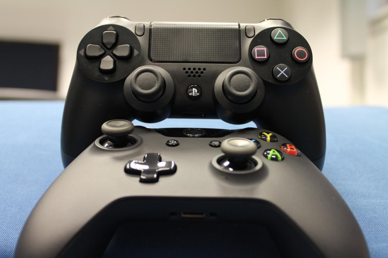[14/11/2013] Die Gamepads von Xbox One und Playstation 4 im Vergleich.
