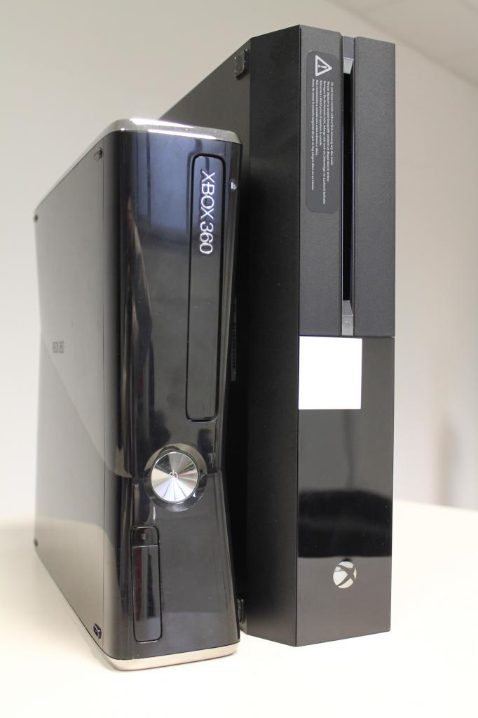 [14/11/2013] Xbox One und Xbox 360 Slim im Größenvergleich: Die Xbox One sticht heraus.