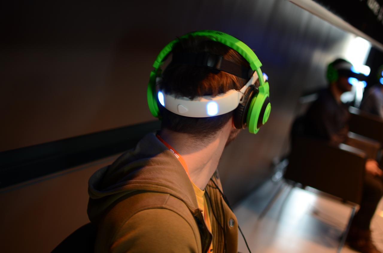 [07/05/2014] Ein Spieler schaut sich um: Der Computer rechnet die Bewegung ins Spiel um.