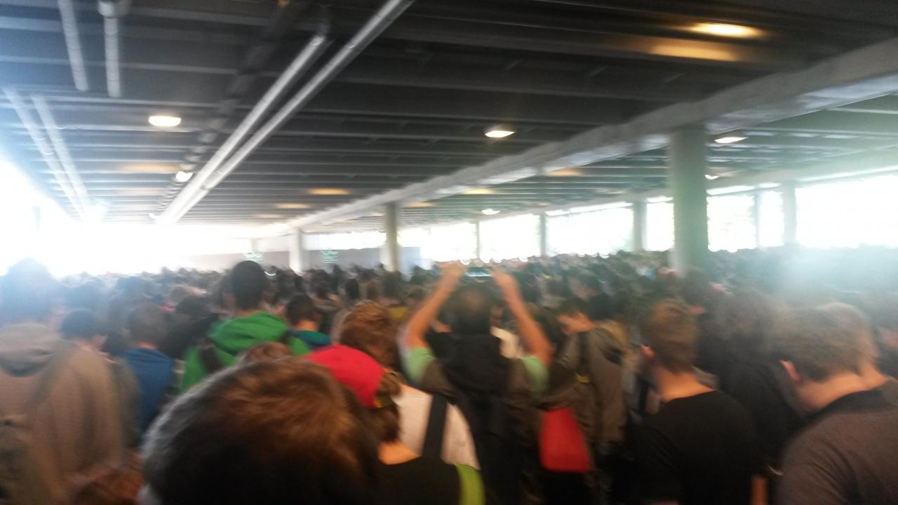 [18/08/2014] Draußen vor Halle 11 sammelten sich die Massen. Doch es ging erstaunlich gut voran.
