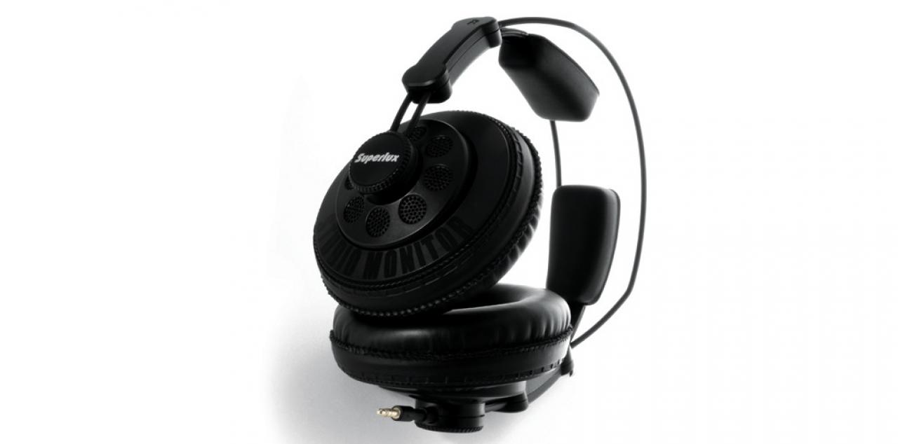 [23/12/2014] Der bewährte Superlux HD668-B für knapp 30 Euro ist ein Beispiel für einen günstigen Kopfhörer, der klanglich auch mit vielen deutlich teureren Produkten mithalten kann.