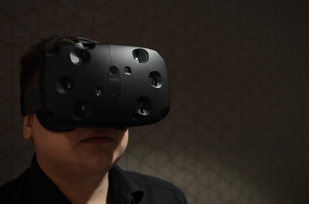 [13/06/2015] Gamezone-Redakteur Sandro Odak mit HTC Vive auf dem Kopf: 