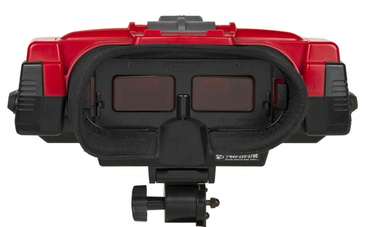 [28/03/2016] Super-GAU: Durch diese separaten Bildschirme blickt man, wenn man Virtual Boy spielt. Durch den wackeligen Tischstand eine ergonomisch katastrophale Erfahrung.