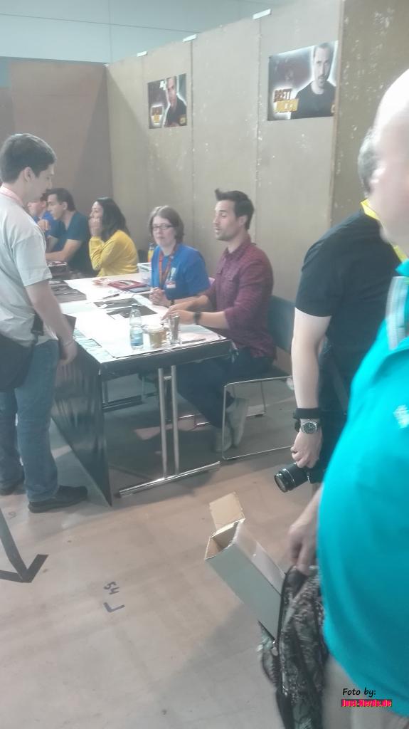 [28/06/2016] Brett Dalton im Signierstreß, dahinter Adrian Paul