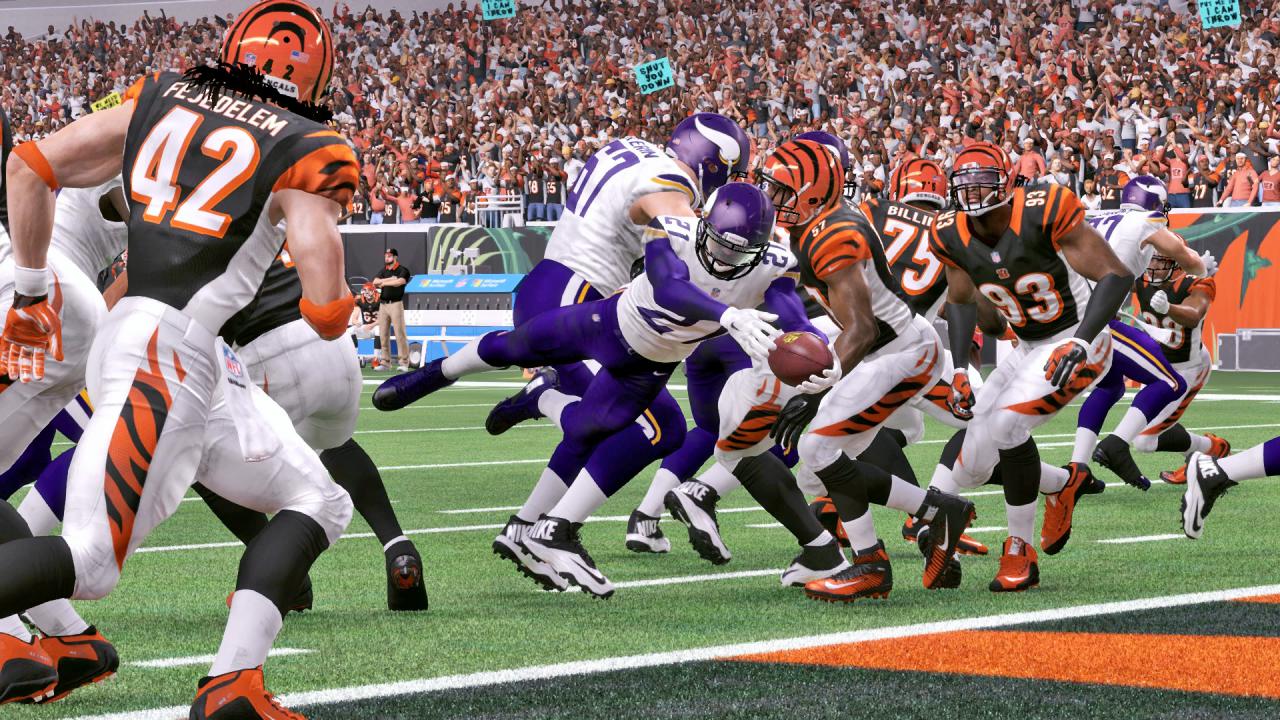 Ein Runningback springt mit Ball in die Endzone.