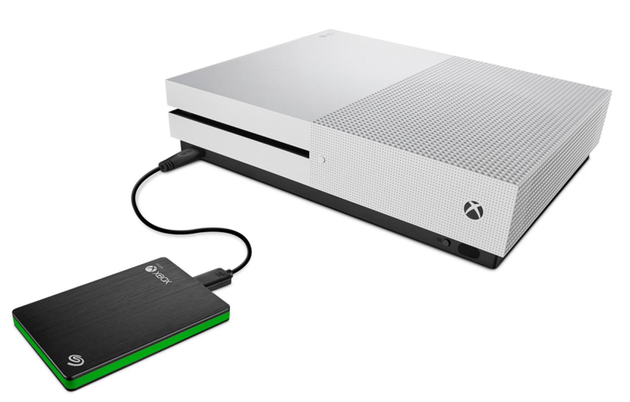 [01/11/2016] Die Microsoft Xbox One S, hier mit angeschlossener externer SSD, hat ein im Gegensatz zur Playstation 4 Pro ein 4K-Laufwerk.
