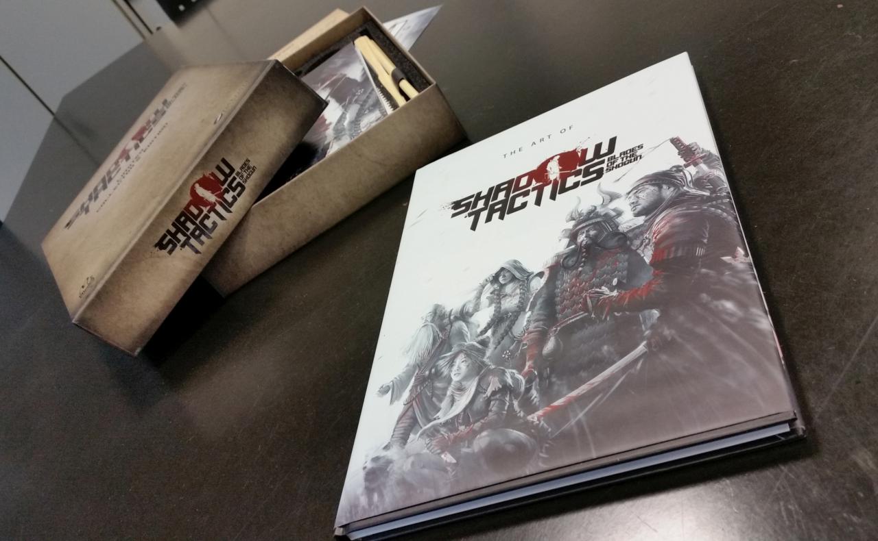 [07/12/2016] Das große Artbook (rechts) wirkt sehr wertig und macht sich auch gut im Bücherregal.