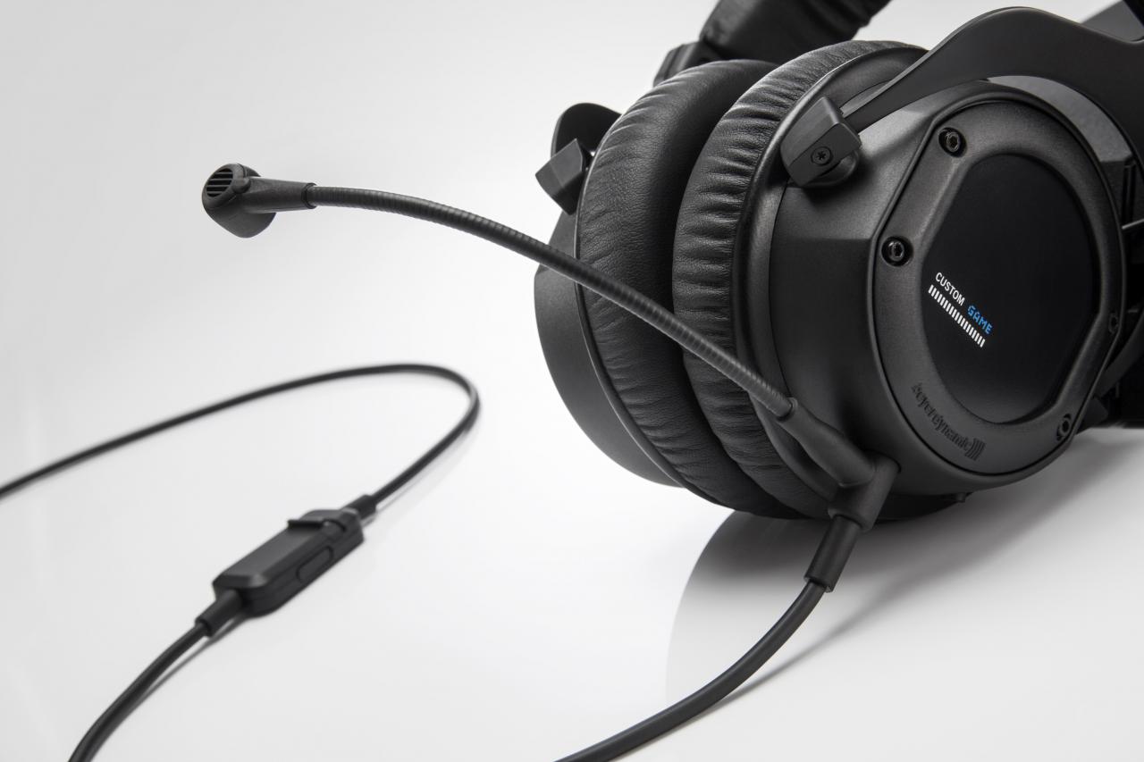 [17/12/2016] Bei diesem Headset von Beyerdynamik ist das Mikrofon an einem dünnen biegsamen Bügel angebracht.