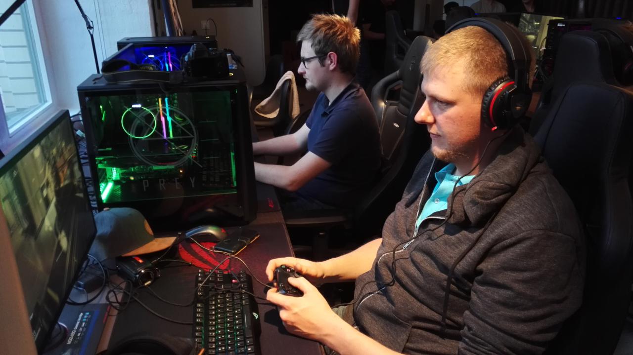 [21/03/2017] Volle Konzentration: Daniel und Phil G. sind beim Spielen von Prey voll bei der Sache.