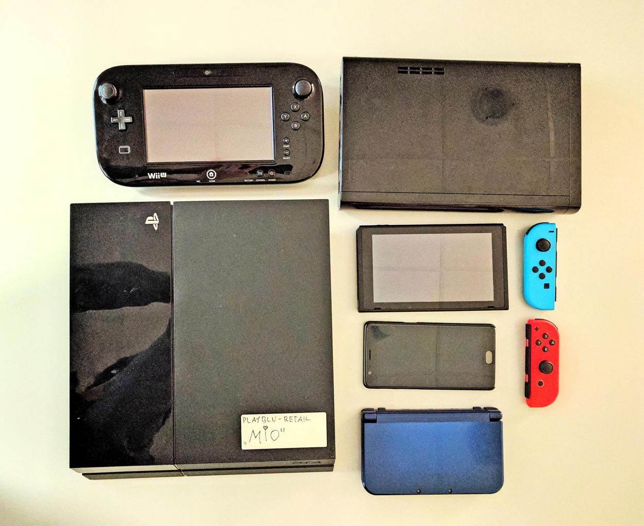 [03/03/2017] Im Größenvergleich mit der Wii U, der Playstation 4, dem New Nintendo 3DS XL und einem gängigen Smartphone wird klar, wie kompakt die neue Konsole ist.