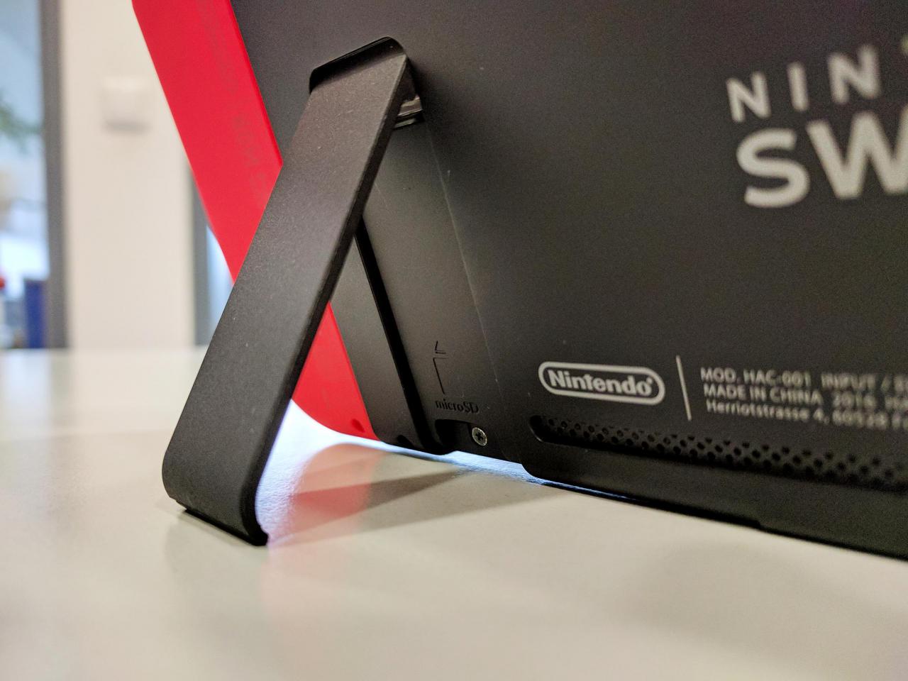 [03/03/2017] Ein kleiner Wermutstropfen ist der Standfuß der Switch.