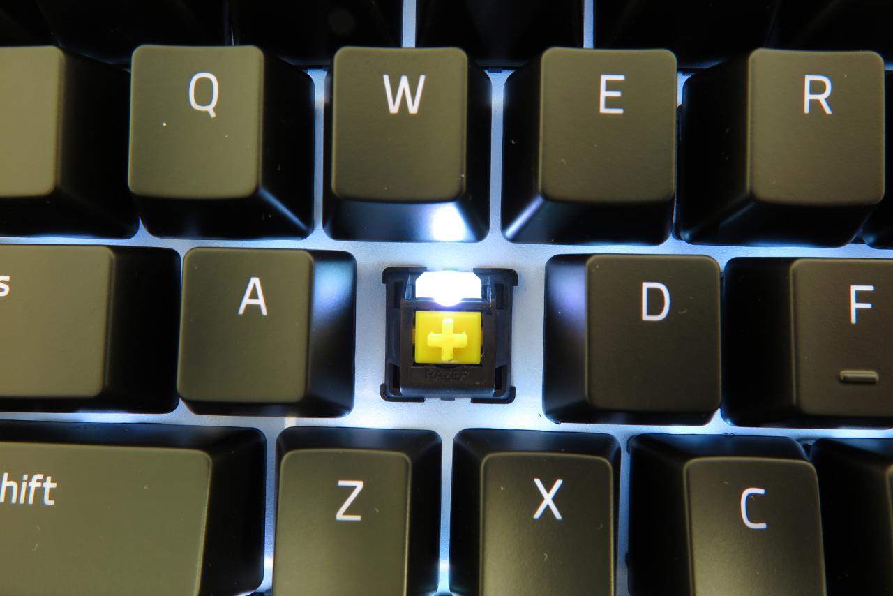 [08/03/2017] Am Beispiel einer Razer Black Widow Chroma V2: in Gelb ist der der eigenliche Taster (Switch) zu sehen - die LED ist Bestandteil der Tasterkonstruktion.
