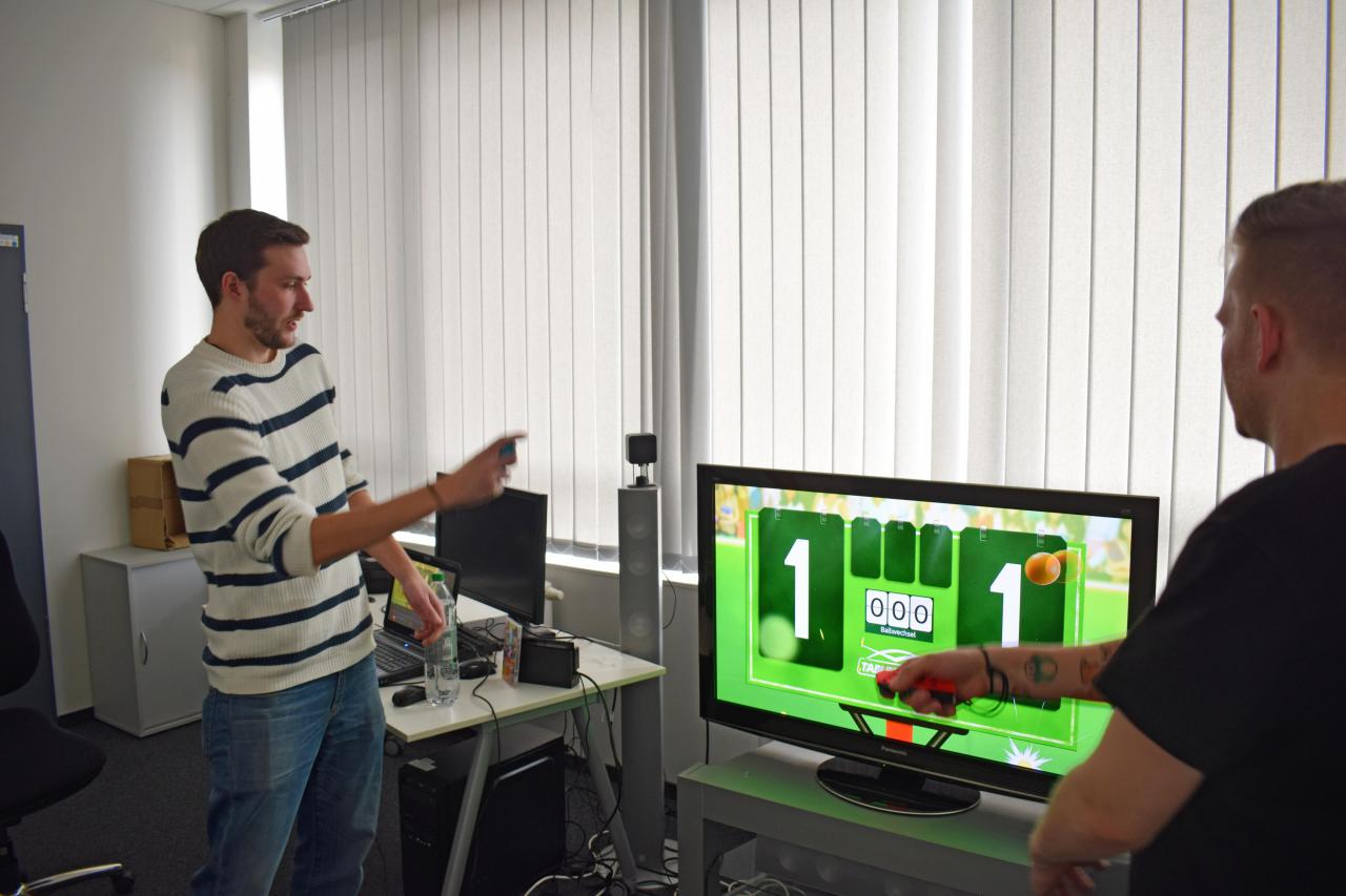 [08/03/2017] Schaut euch in die Augen, nicht auf den Bildschirm! Nach diesem Prinzip sollen fast alle Modi in 1-2-Switch funktionieren. Dass das nicht immer so richtig klappt, seht ihr hier: Der Blick bleibt oft doch auf der Mattscheibe.