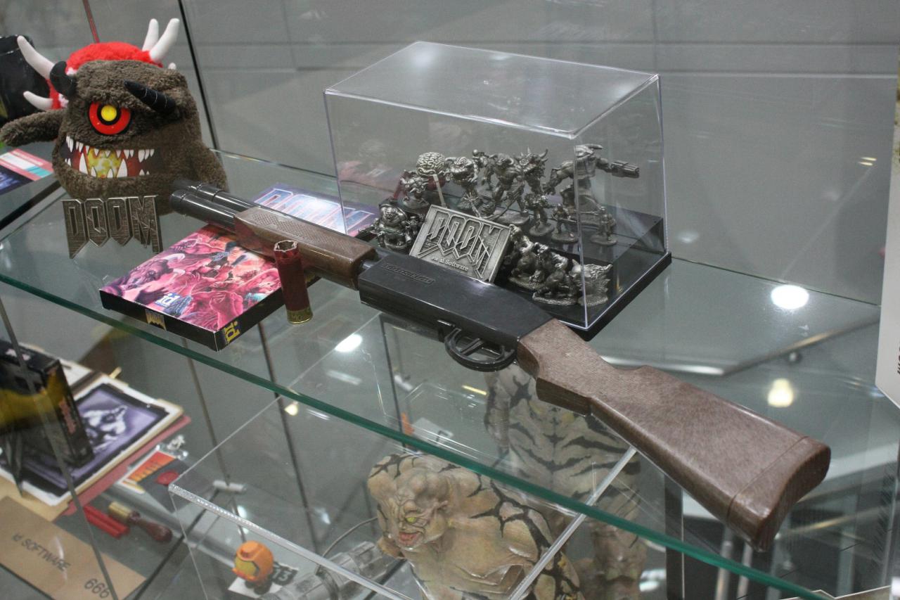 [20/04/2017] So ein Plastikgewehr (hier im Schaukasten bei id Software) diente als Vorlage für die Waffe im Spiel.