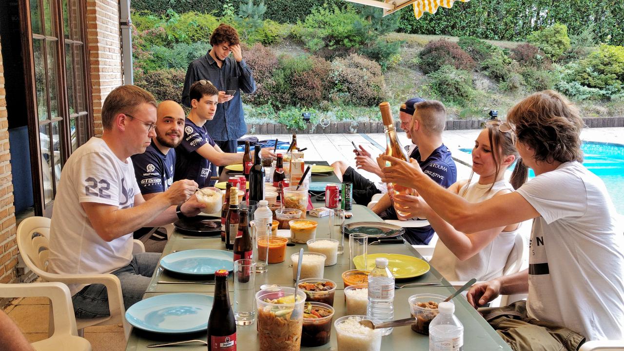 [20/07/2017] Bei acht bis zehn Stunden Training am Tag gehört ausgiebiges Futtern - gerne malvom Lieferdienst, denn Zeit für Kochen hat hier kaum jemand - natürlich dazu.