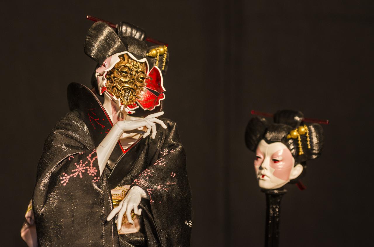 [03/08/2017] Sieht auf der Leinwand nach CGI aus, ist aber filigrane, echte Special-Effect-Arbeit: die Robo-Geishas im Film.