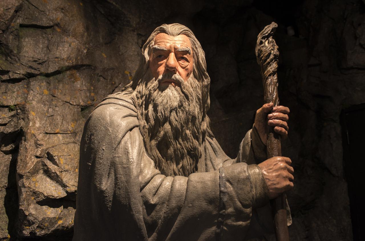 [03/08/2017] Nein, keine Angst, Sir Ian McKellen ist echt und keine animatronische Requisite. Diese Gandalf-Statue dient einfach nur der Zierde.