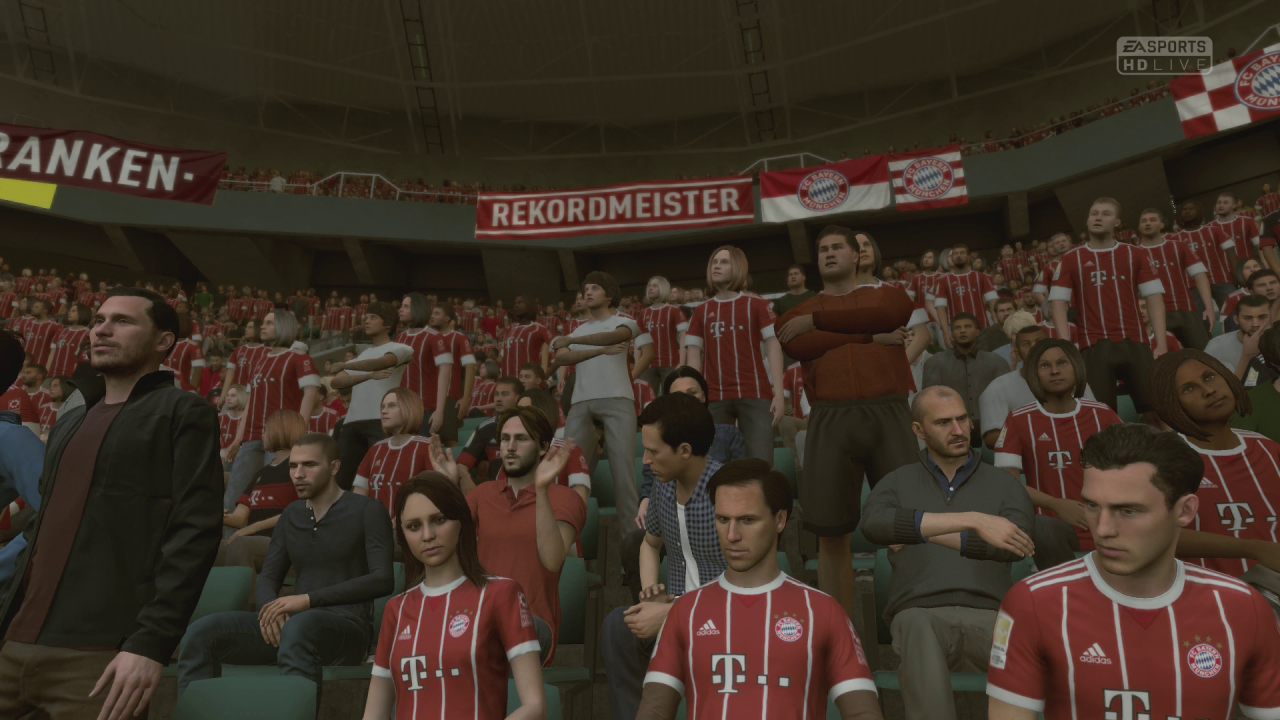 [20/09/2017] Nicht nur die Spieler, auch die Fans wurden ein wenig verschönert, auch wenn sie tote Augen haben. Aber es sind nun mal Bayern-Fans. Passt also.