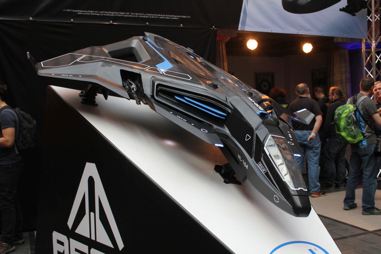 [21/11/2017] In der Mitte der Eingangshalle des Capitols stand ein Modell des Sabre Raven. Er ist exklusiv den Käufern der sehr teuren Optane 900P-SSDs von Intel vorbehalten.